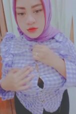 Nicha Ochi Jilbab ungu Si paling gabut di rumah