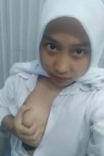 sma jilbab putih remas tete di kamar mandi